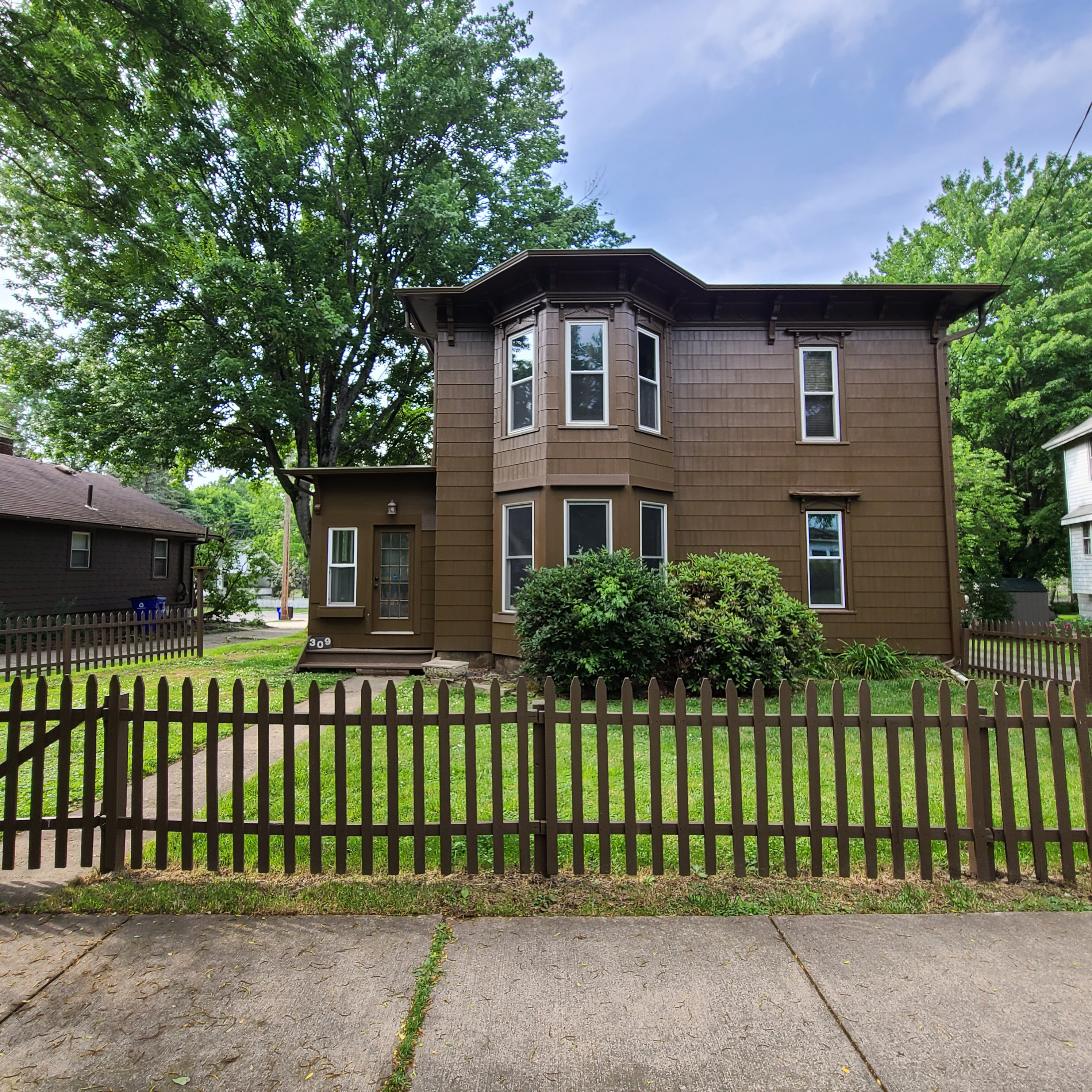 309 1/2 Lake Street upper