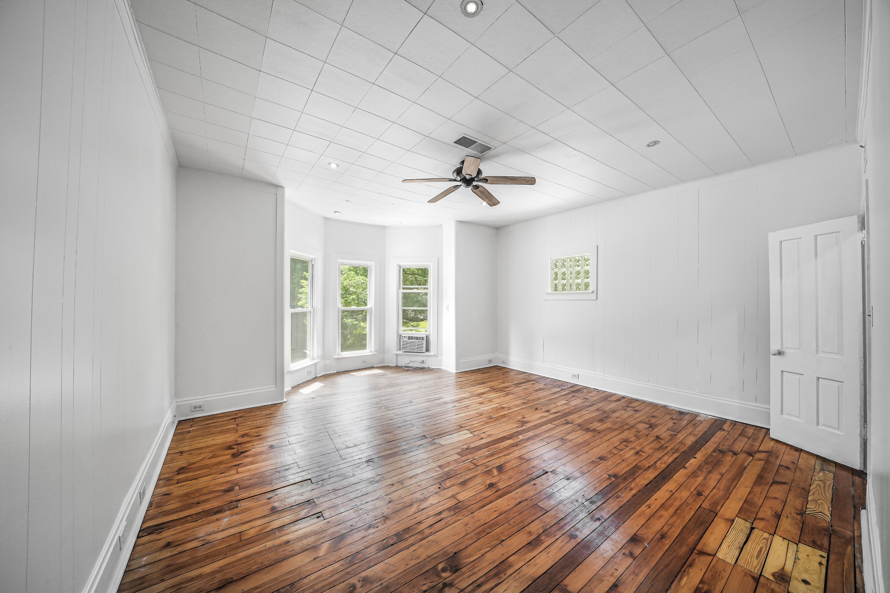 309 1/2 Lake Street upper